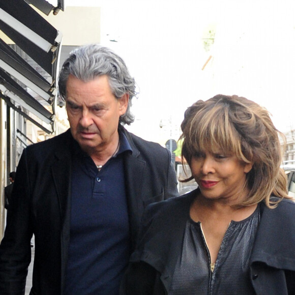 Le fils de Tina Turner, Craig Raymond, s'est suicidé à l'âge de 59 ans - Tina Turner, accompagnée de son mari Erwin Bach, fait du shopping à Milan. Le 28 avril 2015 