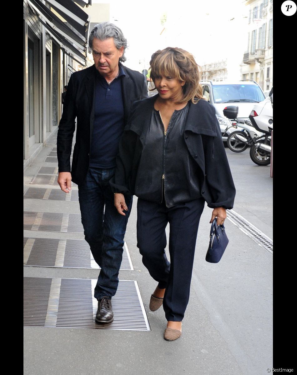 Le fils de Tina Turner, Craig Raymond, s'est suicidé à l'âge de 59 ans - Tina Turner, accompagnée de son mari Erwin Bach, fait du shopping à Milan. Le 28 avril 2015