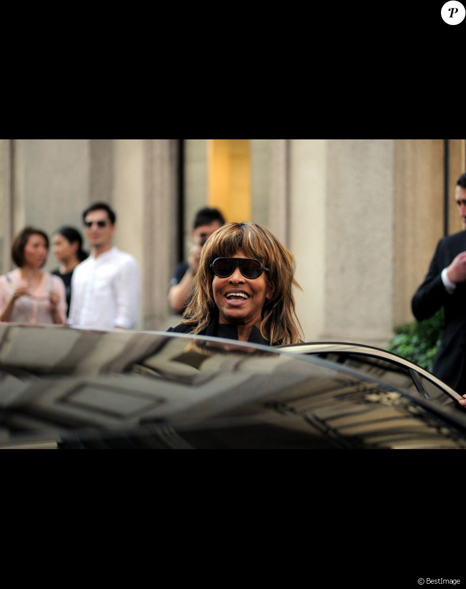 Tina Turner et son mari Erwin Bach sortent d'une boutique Armani à Milan, le 6 juin 2016.