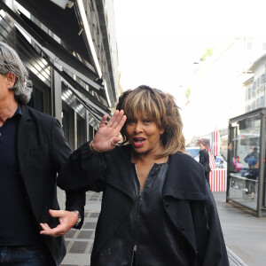 Tina Turner, accompagnée de son mari Erwin Bach, fait du shopping à Milan. Le 28 avril 2015