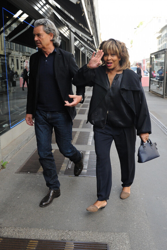 Tina Turner, accompagnée de son mari Erwin Bach, fait du shopping à Milan. Le 28 avril 2015