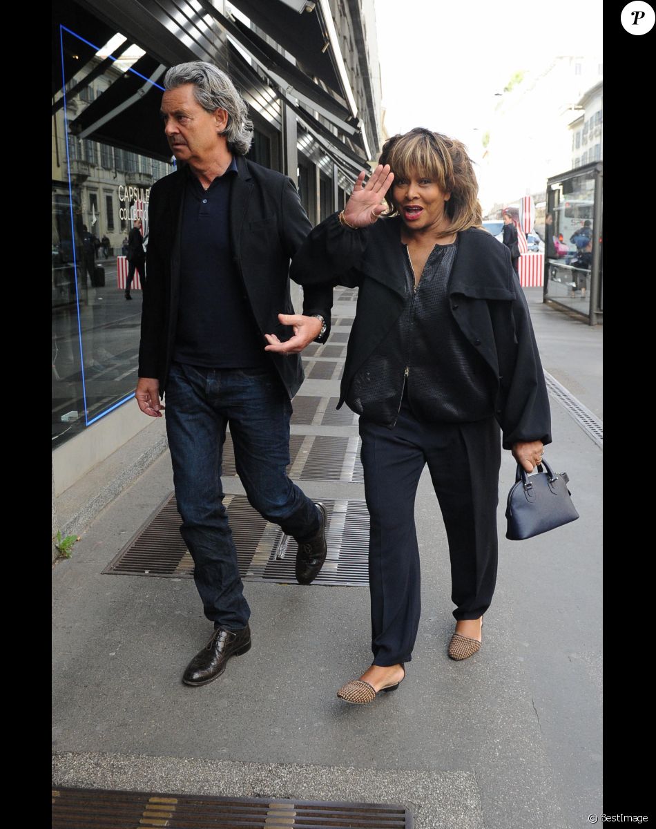 Tina Turner, accompagnée de son mari Erwin Bach, fait du shopping à Milan. Le 28 avril 2015