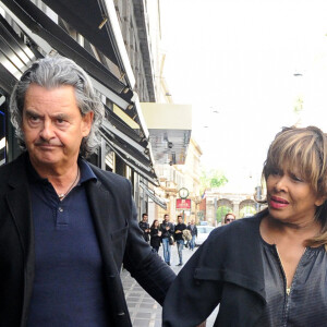 Tina Turner, accompagnée de son mari Erwin Bach, fait du shopping à Milan. Le 28 avril 2015 