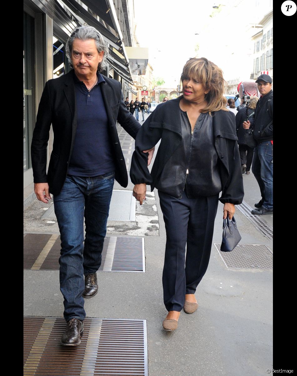 Tina Turner, accompagnée de son mari Erwin Bach, fait du shopping à Milan. Le 28 avril 2015