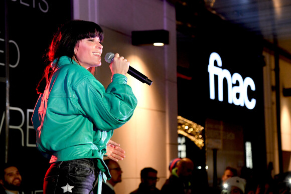 Exclusif - Jenifer, la chanteuse française et coach dans The Voice, a inauguré les illuminations de Noël sur la Place des Arcades du centre commercial au Polygone Riviera à Cagnes sur Mer, près de Nice avant de faire un show case suivi d'une séance de dédicaces à la Fnac le 25 novembre 2019. © Bruno Bebert/Bestimage