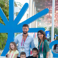 Olivier Giroud avec 3 de ses enfants : mode relax activé dans une tenue originale