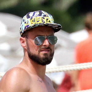 Exclusif - Olivier Giroud sur la plage de Pampelonne avec des amis à Saint-Tropez, le 22 juillet 2016.