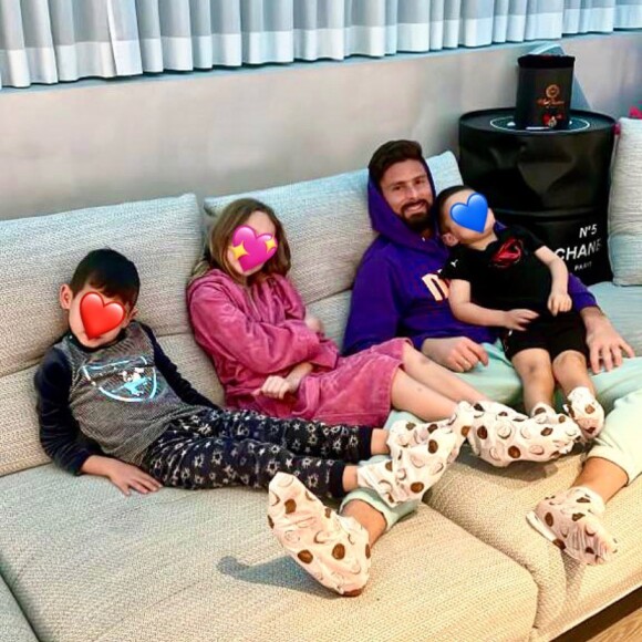 Olivier Giroud en mode relax avec ses trois de ses enfants. Janvier 2022.