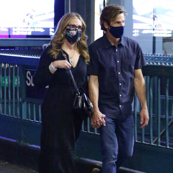 Exclusif - Julia Roberts et son mari Danny Moder se promènent en amoureux après un dîner à New York, le 6 août 2021.