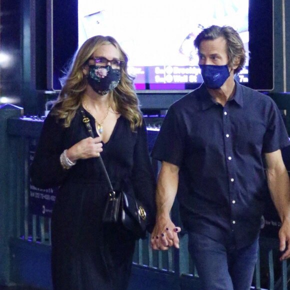 Exclusif - Julia Roberts et son mari Danny Moder se promènent en amoureux après un dîner à New York, le 6 août 2021.