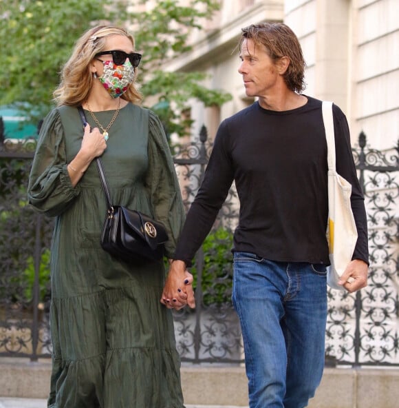Exclusif - Julia Roberts et son mari Danny Moder se baladent main dans la main dans le quartier de Manhattan à New York