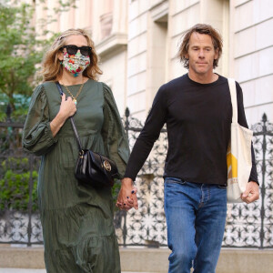 Exclusif - Julia Roberts et son mari Danny Moder se baladent main dans la main dans le quartier de Manhattan à New York. Julia est la seule à porter le masque.. Le 2 août 2021
