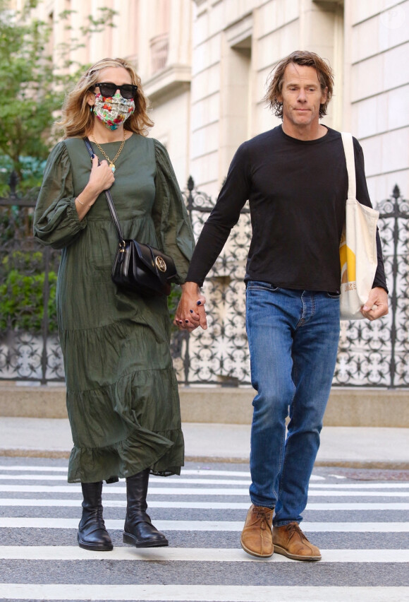 Exclusif - Julia Roberts et son mari Danny Moder se baladent main dans la main dans le quartier de Manhattan à New York. Julia est la seule à porter le masque.. Le 2 août 2021