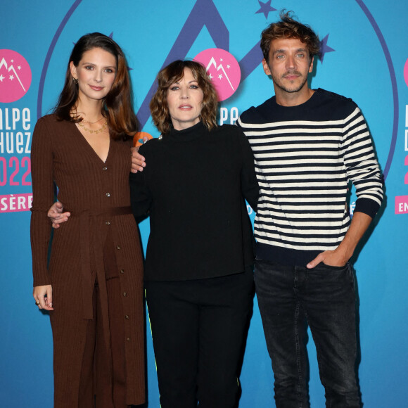Joséphine Japy, Mathilde Seigner et Ruben Alves au photocall de la clôture de la 25ème édition du Festival international du film de comédie de l'Alpe d'Huez, France, le 22 janvier 2022. © Dominique Jacovides/Bestimage 