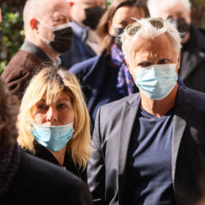 Mathilde Seigner et son compagnon Mathieu Petit - Arrivées aux obsèques de Yves Rénier en l'église Saint-Pierre de Neuilly-sur-Seine. Le 30 avril 2021