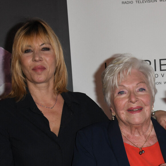 Mathilde Seigner et Line Renaud (Laurier d'Interprétation Féminine) au 25ème palmarès pour les Lauriers de l'Audiovisuel au Théâtre Marigny à Paris, France, le 10 février 2020. © Coadic Guirec/Bestimage 