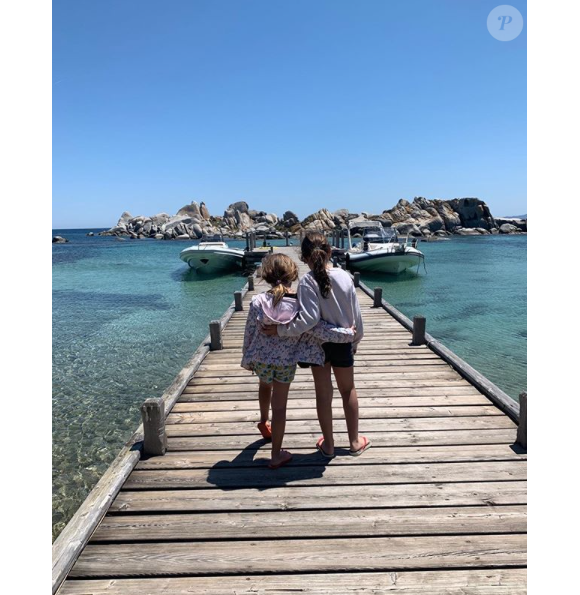 Marc-Olivier Fogiel et ses filles Mila et Lily, le 2 juin 2019 au sud de la Corse.