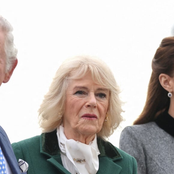 Le prince Charles, prince de Galles, Camilla Parker Bowles, duchesse de Cornouailles, et Catherine (Kate) Middleton, duchesse de Cambridge, arrivent pour une visite à la fondation Trinity Buoy Wharf, un site de formation pour les arts et la culture à Londres, Royaume Uni, le jeudi 3 février 2022.