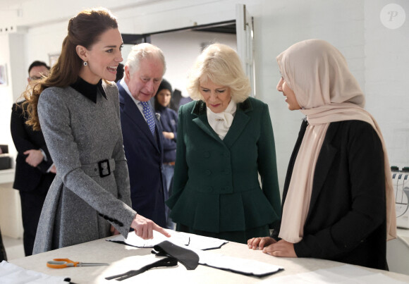 Camilla Parker Bowles, duchesse de Cornouailles, et Catherine (Kate) Middleton, duchesse de Cambridge, arrivent pour une visite à la fondation Trinity Buoy Wharf, un site de formation pour les arts et la culture à Londres, Royaume Uni, le jeudi 3 février 2022.
