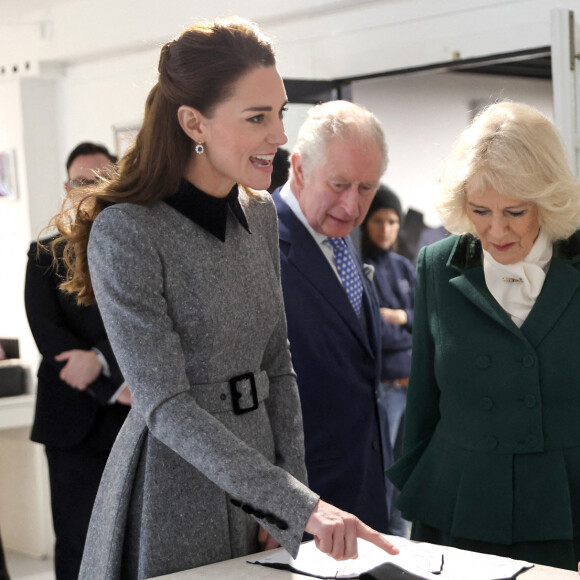 Camilla Parker Bowles, duchesse de Cornouailles, et Catherine (Kate) Middleton, duchesse de Cambridge, arrivent pour une visite à la fondation Trinity Buoy Wharf, un site de formation pour les arts et la culture à Londres, Royaume Uni, le jeudi 3 février 2022.