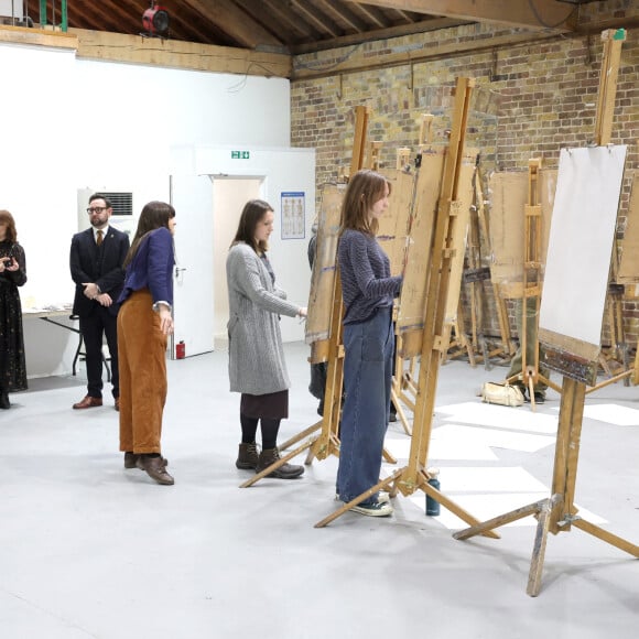 Le prince Charles, prince de Galles, Camilla Parker Bowles, duchesse de Cornouailles, et Catherine (Kate) Middleton, duchesse de Cambridge, arrivent pour une visite à la fondation Trinity Buoy Wharf, un site de formation pour les arts et la culture à Londres, Royaume Uni, le jeudi 3 février 2022.