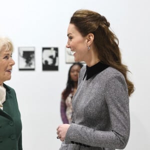 Camilla Parker Bowles, duchesse de Cornouailles, et Catherine (Kate) Middleton, duchesse de Cambridge, arrivent pour une visite à la fondation Trinity Buoy Wharf, un site de formation pour les arts et la culture à Londres, Royaume Uni, le jeudi 3 février 2022.