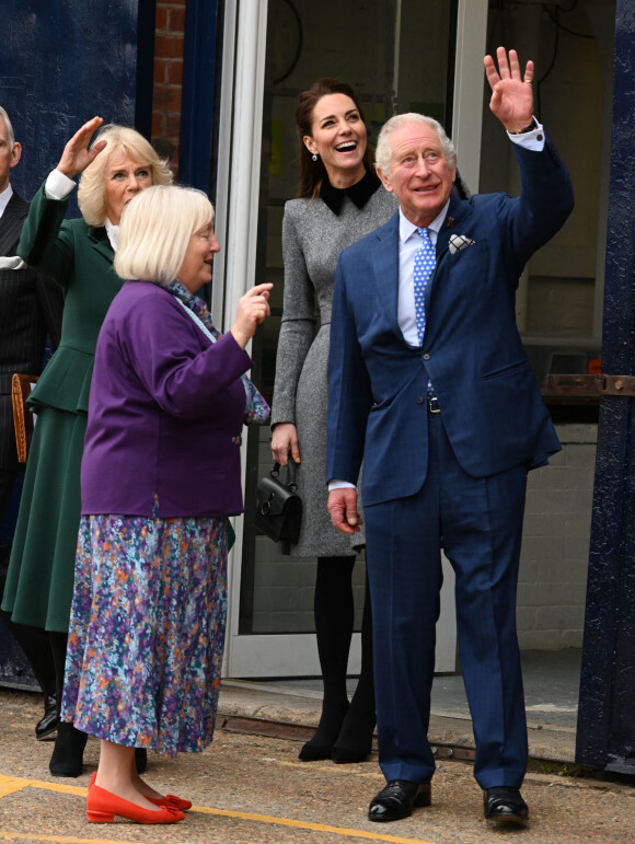 Le prince Charles, prince de Galles, et Camilla Parker Bowles, duchesse de Cornouailles, et Catherine (Kate) Middleton, duchesse de Cambridge, à la Fondation "Trinity Buoy Wharf" à Londres, le 3 février 2022.