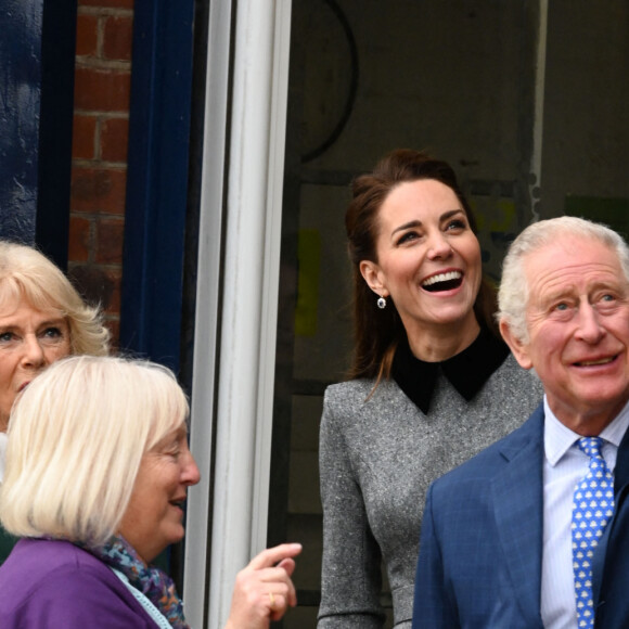 Le prince Charles, prince de Galles, et Camilla Parker Bowles, duchesse de Cornouailles, et Catherine (Kate) Middleton, duchesse de Cambridge, à la Fondation "Trinity Buoy Wharf" à Londres, le 3 février 2022.