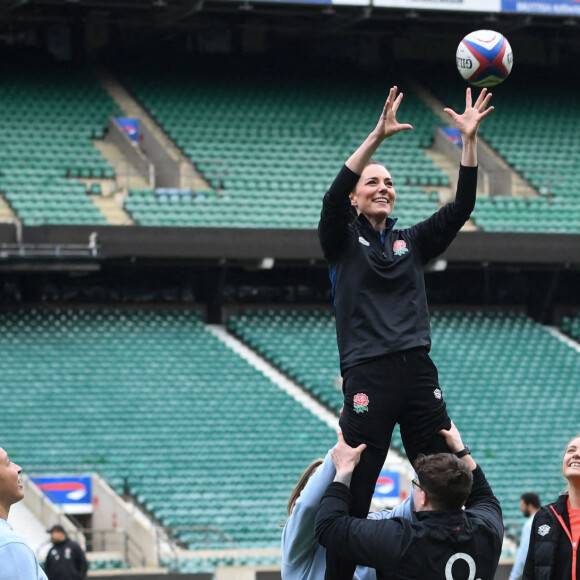 Catherine (Kate) Middleton, duchesse de Cambridge, participe à l'entraînement de rugby au stade de Twickenham à Londres en sa qualité de nouvelle marraine des Rugby Football Union et de la Rugby Football League, le 2 février 2022.