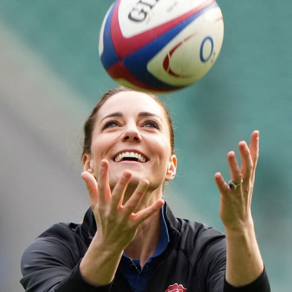 Catherine (Kate) Middleton, duchesse de Cambridge, participe à l'entraînement de rugby au stade de Twickenham en sa qualité de nouvelle marraine des Rugby Football Union et de la Rugby Football League. Elle succède au prince Harry à ce titre, accordé par La reine Elisabeth II d'Angleterre. Le 2 février 2022.