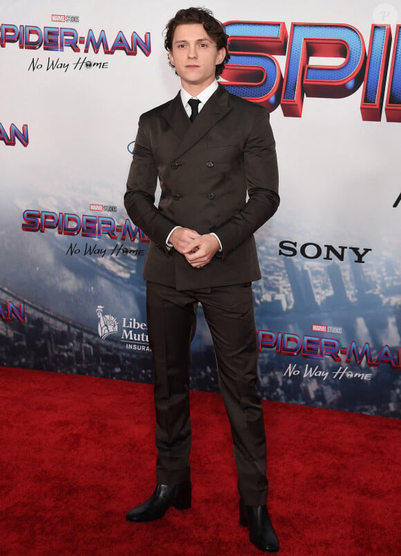 Tom Holland, vêtu d'un costume Prada et de souliers Christian Louboutin, assiste à l'avant-première du film "Spider-Man: No Way Home" aux Regency Village and Bruin Theatres. Los Angeles, le 13 décembre 2021.
