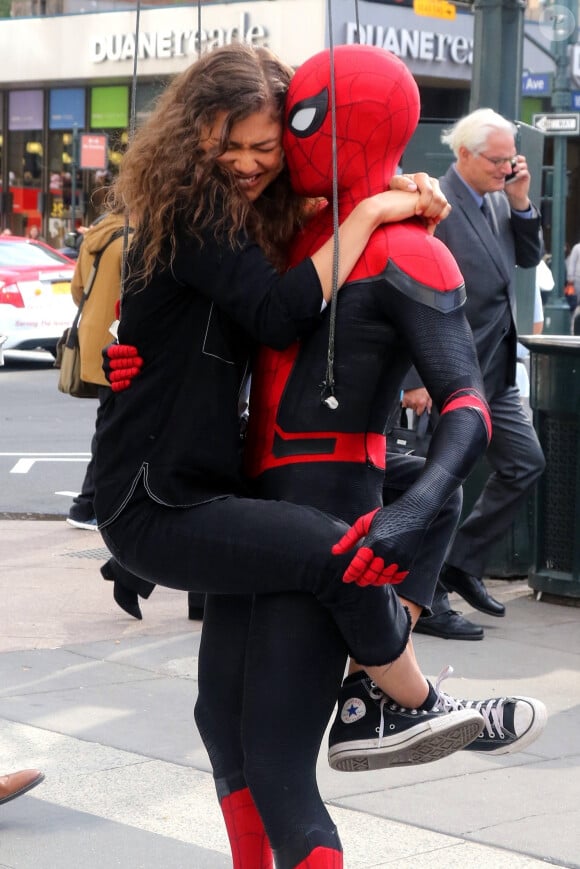 Tom Holland, en Spider-Man et Zendaya s'envolent dans les airs sur le tournage de Spider-Man à New York le 12 octobre 2018.