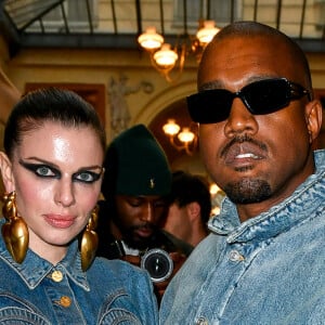 Info - Kanye West et Julia Fox forment le couple "Juliye" - Kanye West (Ye) et sa compagne Julia Fox à la sortie du défilé Homme Kenzo automne-hiver 2022/2023 au Galerie Vivienne dans le cadre de la Fashion Week de Paris, France, le 23 janvier 2022. © Veeren-Clovis/Bestimage 