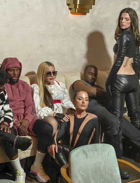 Madonna, Kanye West, sa compagne Julia Fox, Floyd Mayweather et Antonio Brown lors d'une soirée privée au club Delilah à West Hollywood le 12 janvier 2022.