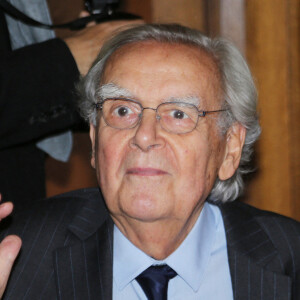 Bernard Pivot - Jean-Paul Dubois remporte le prix Goncourt pour son livre "Tous les hommes n'habitent pas le monde de la même façon" au restaurant Drouant à Paris le 4 novembre 2019. © Jonathan Rebboah/Panoramic/Bestimage