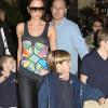 Victoria Beckham et ses enfants en pleine séance shopping à The Grove à Los Angeles le 6 janvier 2010