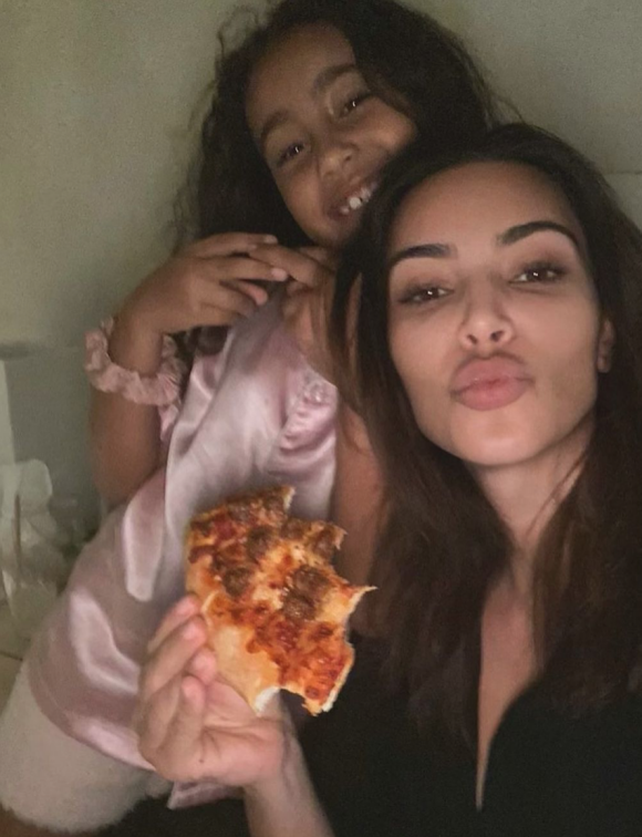 Kim Kardashian et sa fille aînée North. Mars 2021.