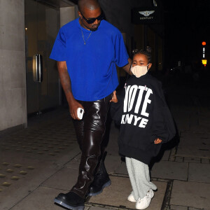 Kanye West et sa fille North à Londres, le 9 octobre 2020.