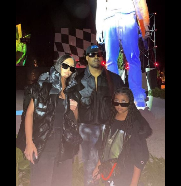 Kim Kardashian, Kanye West et leur fille aînée North assistent au défilé "Virgil Was Here" de Louis Vuitton, en hommage au défunt Virgil Abloh. Miami, le 30 novembre 2021.