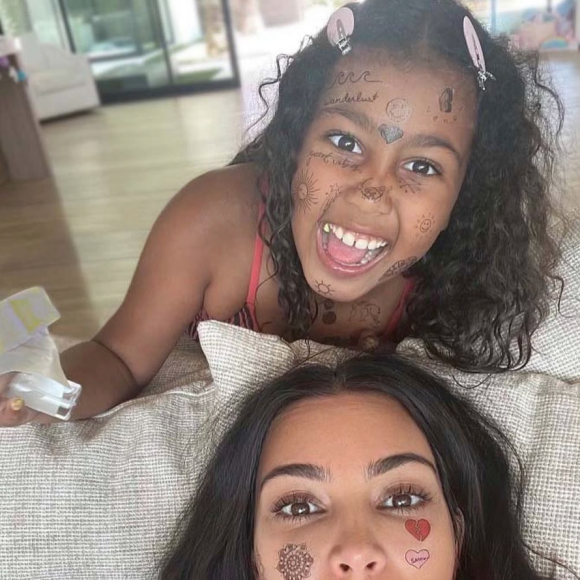 Kim Kardashian et sa fille aînée North West. Septembre 2021.