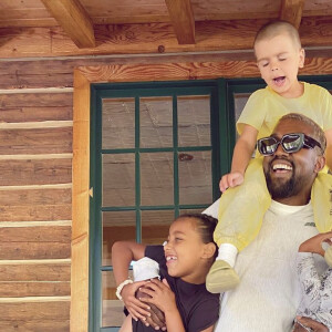 Kanye West, sa fille North, son fils Saint et son neveu Reign (sur les épaules).