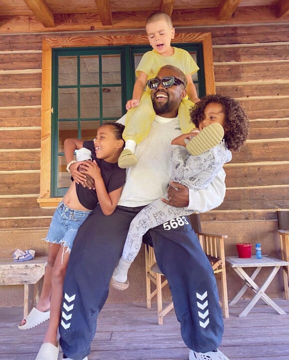Kanye West, sa fille North, son fils Saint et son neveu Reign (sur les épaules).