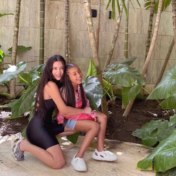 Kim Kardashian et sa fille aînée North, en avril 2021.