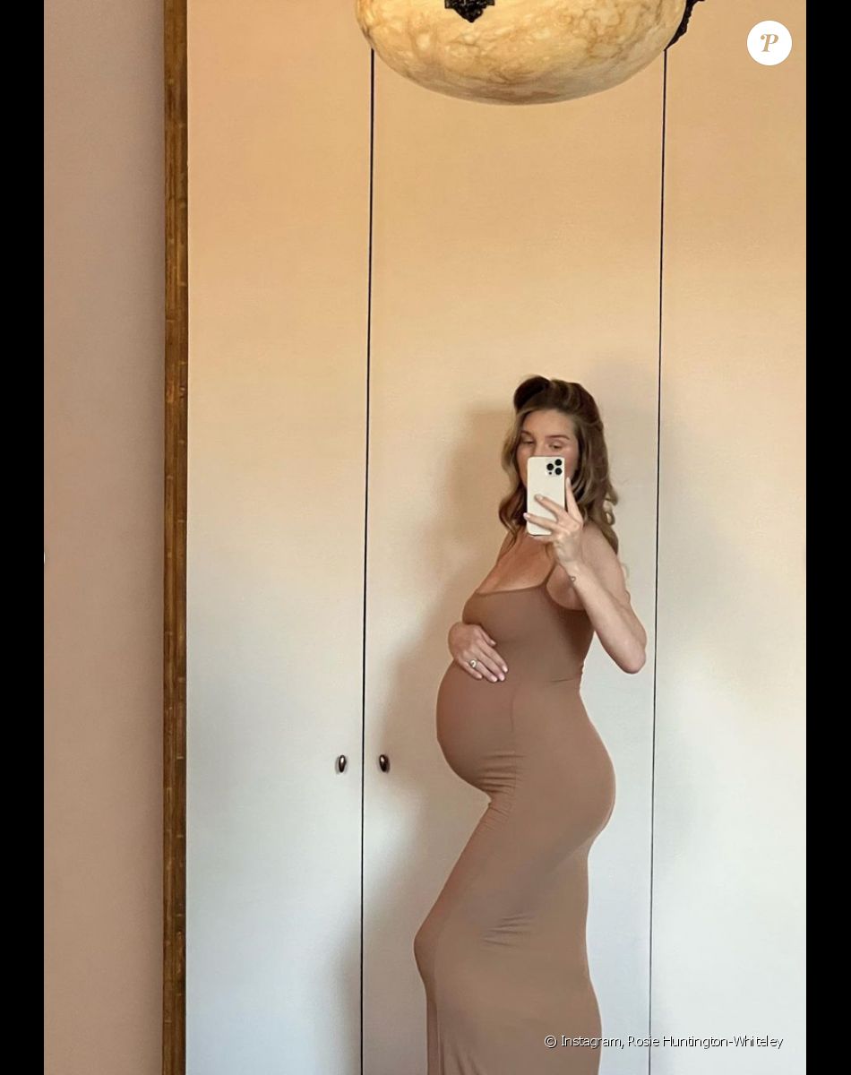 Rosie Huntington-Whiteley, enceinte de son deuxième enfant. Janvier 2022.