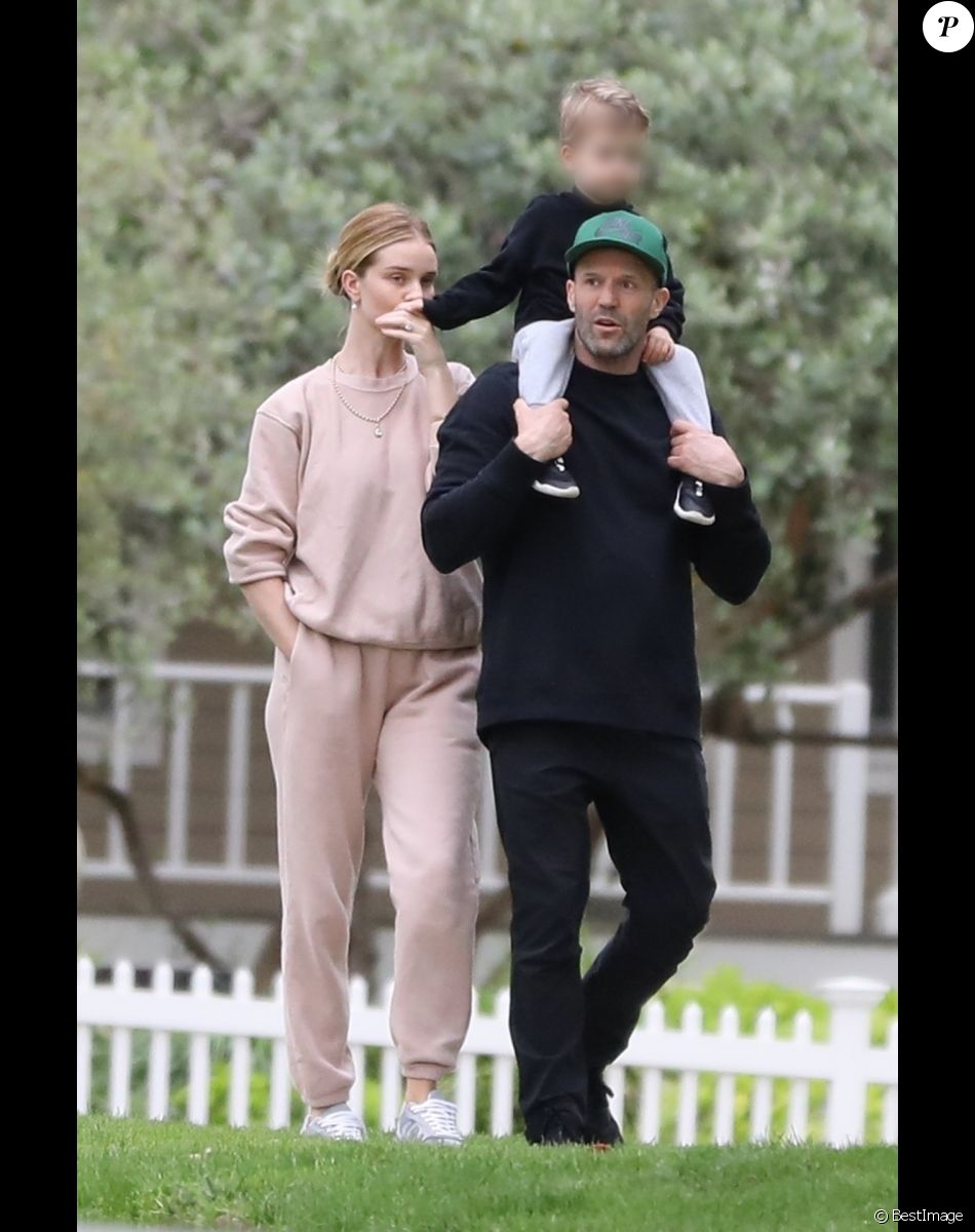 Exclusif - Rosie Huntington-Whiteley fête son 33e anniversaire avec une balade en famille, avec son mari Jason Statham et leur fils Jack, dans les rues de Beverly Hills pendant l'épidémie de Coronavirus Covid-19. À leur retour à la maison, un bouquet de fleurs est déposé par un livreur. Le 18 avril 2020.