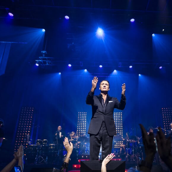 Exclusif - Dany Brillant en concert de la tournée "Dany Brillant chante Aznavour" au Dôme de Paris - Palais des Sports le 4 février 2022. © Cyril Moreau / Bestimage