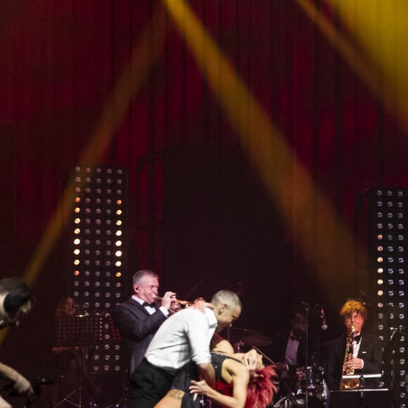 Exclusif - Dany Brillant et les danseurs Maxime Dereymez et Jemma Armstrong lors du concert de la tournée "Dany Brillant chante Aznavour" au Dôme de Paris - Palais des Sports le 4 février 2022. © Cyril Moreau / Bestimage