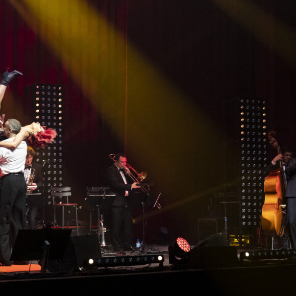 Exclusif - Dany Brillant et les danseurs Maxime Dereymez et Jemma Armstrong lors du concert de la tournée "Dany Brillant chante Aznavour" au Dôme de Paris - Palais des Sports le 4 février 2022. © Cyril Moreau / Bestimage