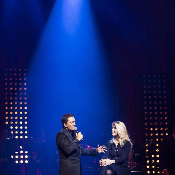 Exclusif - Dany Brillant chante "Tous les visages de l'amour" devant sa femme Nathalie Moury lors de son concert au Dôme de Paris - Palais des Sports. Paris, le 4 février 2022. © Cyril Moreau / Bestimage