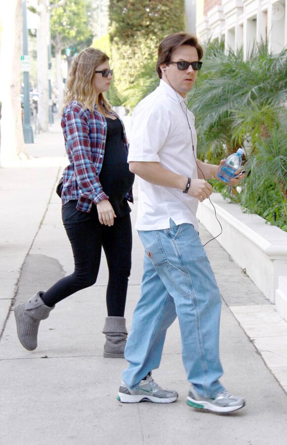 Mark Walhberg et sa femme Rhea Durham, très enceinte, se dirige vers le Roxbury Medical Building près un avoir pris à emporter dans un snack de Beverly Hills le 6 janvier 2010